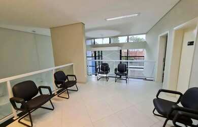 Imagem: O depósito possui 4 Vagas na garagem, 647m² de Área e está