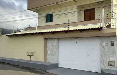 Imagem: A casa possui 3 Dormitórios, 3 Banheiros, 2 Vagas na garagem