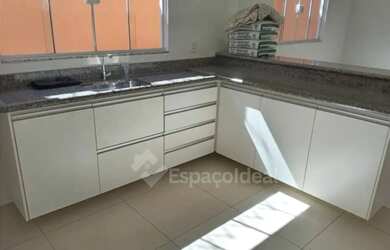 Imagem: A casa possui 2 Dormitórios, 2 Banheiros, 2 Vagas na garagem