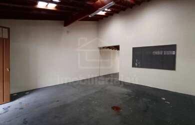 Imagem: A casa possui 2 Dormitórios, 1 Banheiro, 2 Vagas na garagem