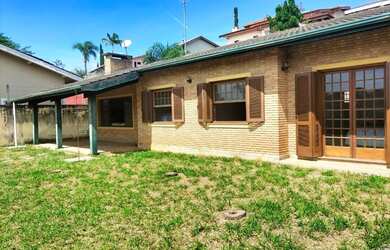 Imagem: A casa possui 3 Dormitórios, 4 Banheiros, 3 Vagas na garagem