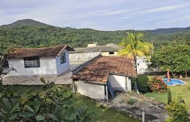 Imagem: A casa possui 4 Dormitórios, 3 Banheiros, 360m² de Área e