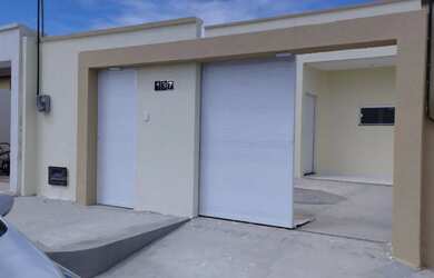 Imagem: A casa possui 2 Dormitórios, 2 Banheiros, 2 Vagas na garagem