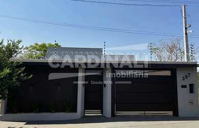 Imagem: A casa possui 2 Dormitórios, 1 Banheiro, 2 Vagas na garagem