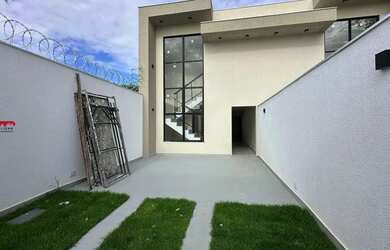 Imagem: A casa possui 3 Dormitórios, 3 Banheiros, 2 Vagas na garagem