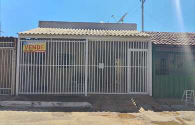 Imagem 2: Casa com frente livre área verde sozinha no lote QNL 20