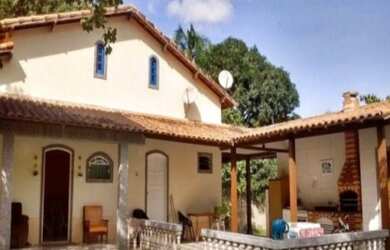 Imagem: A casa possui 3 Dormitórios, 3 Banheiros, 5 Vagas na garagem