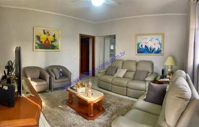 Imagem: A casa possui 3 Dormitórios, 2 Banheiros, 3 Vagas na garagem