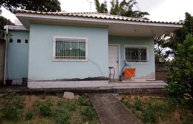 Imagem: A casa possui 2 Dormitórios, 2 Banheiros, 2 Vagas na garagem