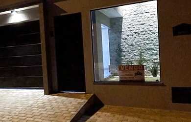 Imagem: A casa possui 3 Dormitórios, 4 Banheiros, 3 Vagas na garagem