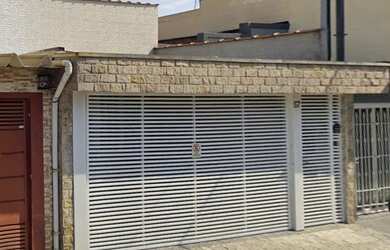 Imagem: A casa possui 2 Dormitórios, 2 Banheiros, 2 Vagas na garagem