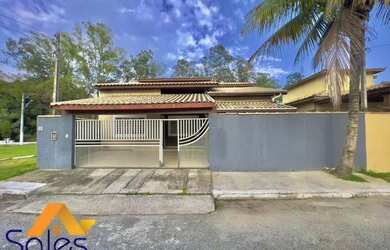 Imagem: A casa em condomínio possui 4 Dormitórios, 1 Banheiro, 2 Vagas