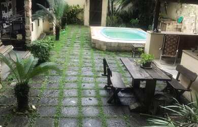 Imagem: A casa possui 3 Dormitórios, 4 Banheiros, 4 Vagas na garagem