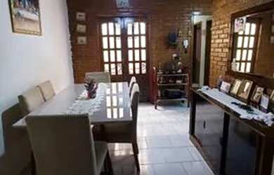 Imagem: A casa possui 3 Dormitórios, 2 Banheiros, 1 Vaga na garagem