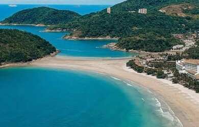 Imagem: A casa possui 4 Dormitórios, 4 Banheiros, 5 Vagas na garagem