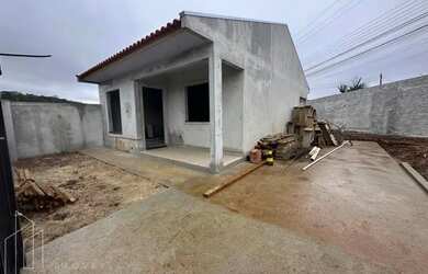 Imagem: A casa possui 2 Dormitórios, 1 Banheiro, 2 Vagas na garagem