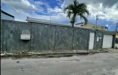 Imagem: A casa possui 3 Dormitórios, 2 Banheiros, 2 Vagas na garagem