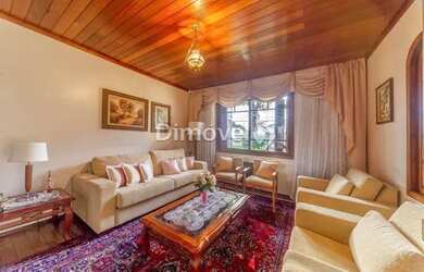 Imagem: A casa possui 4 Dormitórios, 3 Banheiros, 3 Vagas na garagem