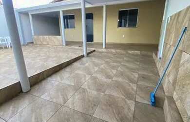 Imagem: A casa possui 2 Dormitórios, 3 Banheiros, 1 Vaga na garagem