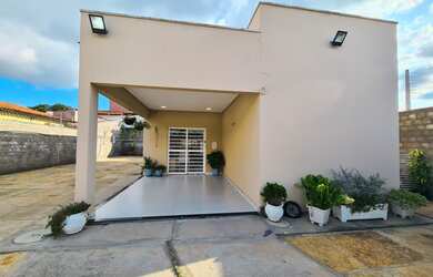 Imagem: A casa possui 2 Dormitórios, 2 Banheiros, 5 Vagas na garagem