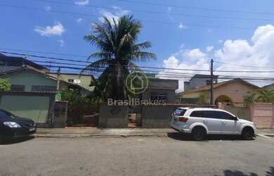 Imagem: A casa possui 5 Dormitórios, 3 Banheiros, 3 Vagas na garagem