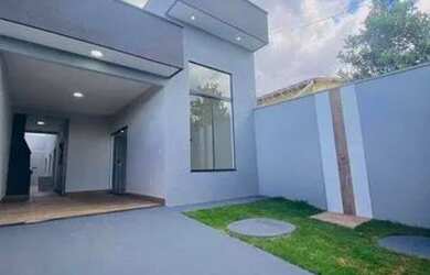 Imagem: A casa possui 3 Dormitórios, 2 Banheiros, 2 Vagas na garagem