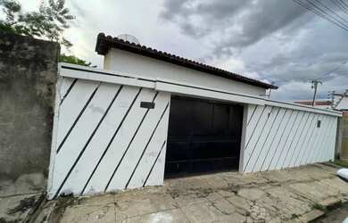 Imagem: A casa possui 3 Dormitórios, 3 Banheiros e 2 Vagas na garagem