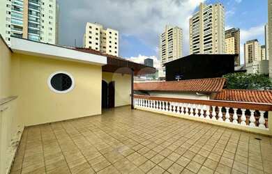 Imagem: A casa possui 3 Dormitórios, 4 Banheiros, 5 Vagas na garagem