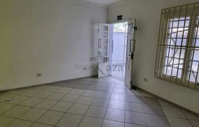 Imagem: O depósito possui 3 Vagas na garagem, 197m² de Área e está