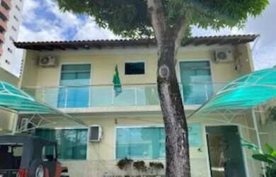 Imagem: A casa possui 5 Dormitórios, 3 Banheiros, 4 Vagas na garagem