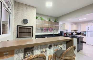 Imagem: A casa possui 4 Dormitórios, 4 Banheiros, 3 Vagas na garagem