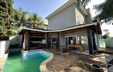 Imagem: A casa em condomínio possui 4 Dormitórios, 5 Banheiros, 4