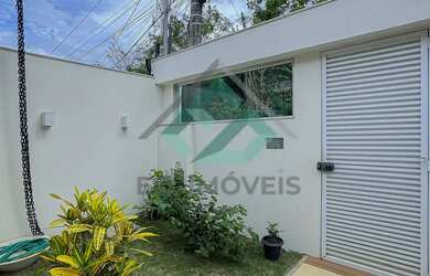 Imagem: A casa possui 4 Dormitórios, 3 Banheiros, 3 Vagas na garagem