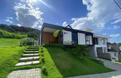 Imagem: A casa em condomínio possui 4 Dormitórios, 3 Banheiros, 4