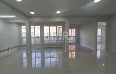 Imagem: O depósito possui 1 Vaga na garagem e 128m² de Área e está