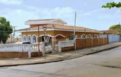 Imagem: A casa possui 5 Dormitórios, 3 Banheiros, 4 Vagas na garagem