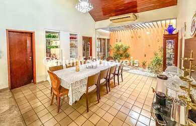 Imagem: A casa possui 5 Dormitórios, 5 Banheiros, 4 Vagas na garagem