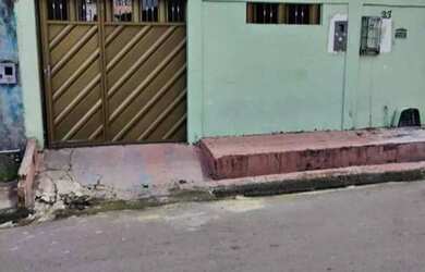 Imagem: A casa possui 2 Dormitórios, 2 Banheiros, 2 Vagas na garagem