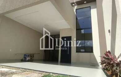 Imagem: A casa possui 3 Dormitórios, 1 Banheiro, 2 Vagas na garagem