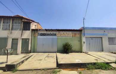 Imagem: A casa possui 4 Dormitórios, 2 Banheiros, 1 Vaga na garagem