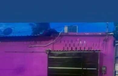 Imagem: A casa possui 2 Dormitórios, 1 Banheiro, 1 Vaga na garagem