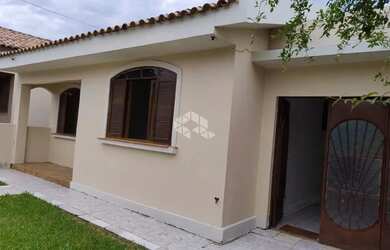 Imagem: A casa possui 3 Dormitórios, 2 Banheiros, 3 Vagas na garagem