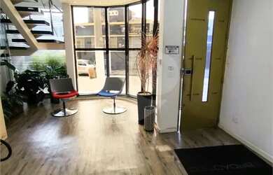 Imagem: O depósito possui 1 Vaga na garagem, 430m² de Área e está