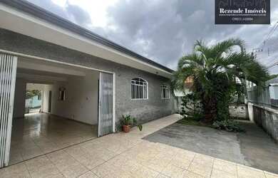 Imagem: A casa possui 4 Dormitórios, 2 Banheiros, 4 Vagas na garagem