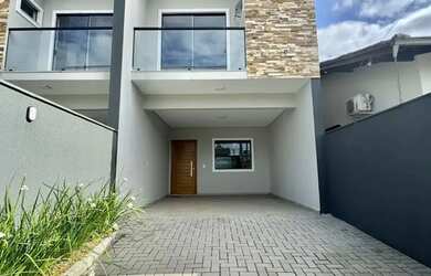 Imagem: A casa possui 3 Dormitórios, 3 Banheiros, 2 Vagas na garagem