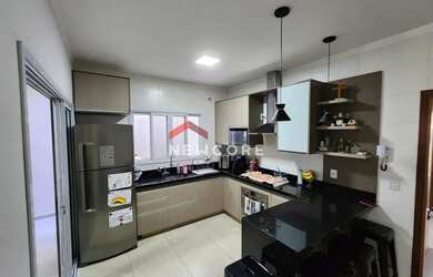 Imagem: A casa possui 2 Dormitórios, 2 Banheiros, 2 Vagas na garagem