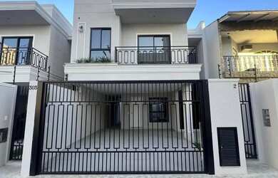 Imagem: A casa possui 3 Dormitórios, 3 Banheiros, 2 Vagas na garagem