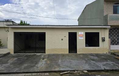 Imagem: A casa possui 3 Dormitórios, 2 Banheiros, 3 Vagas na garagem