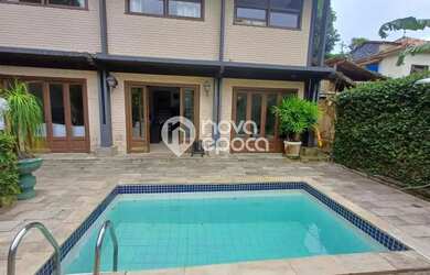 Imagem: A casa possui 4 Dormitórios, 3 Banheiros, 340m² de Área e