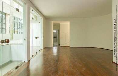 Imagem: A casa possui 3 Dormitórios, 4 Banheiros, 3 Vagas na garagem